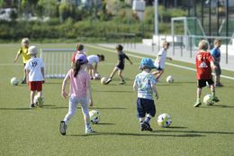 Kinder spielen Fußball