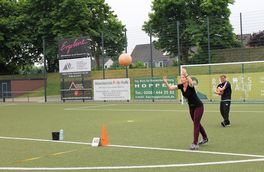 Erwachsene werfen den Schleuderball