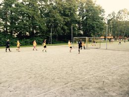 Jugendliche spielen Fußball