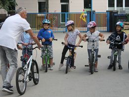 Kinderleicht - vom Laufrad zum Fahrrad Übungsleiter zeigt Kindern das Bremsen