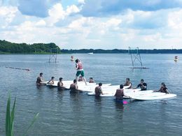 Jugendliche machen Kooperationsspiele im Wasser