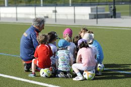 Kinder hören dem Übungsleiter zu