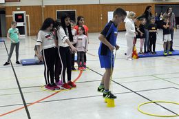 Kinder machen eine Aufgaben beim "Team gewinnt!"-Cup