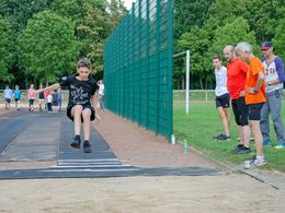 Kind macht Weitsprung