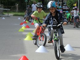 Kinderleicht - vom Laufrad zum Fahrrad Kinder üben Slalom fahren