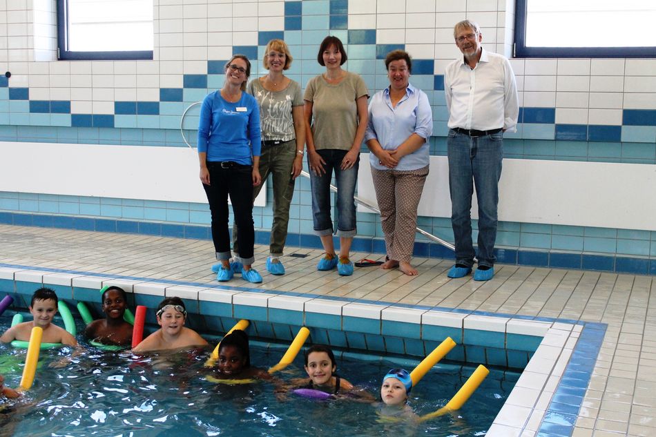 Schwimmförderung Gruppenbild mit Kindern im Wasser