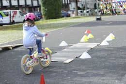 Kind fährt über Buckelpiste