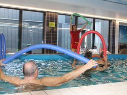 Bewegt ÄLTER werden Senior*innen machen Wassergymnastik