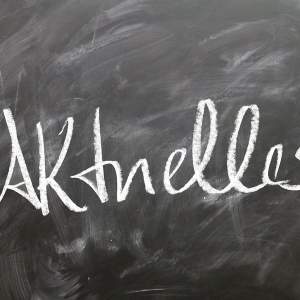 "Aktuelles" steht auf einer Tafel