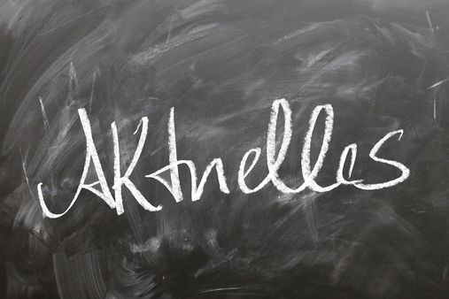 "Aktuelles" steht auf einer Tafel