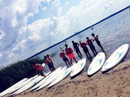 Jugendliche lernen Windsurfing