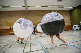 Jugendliche spielen Bubble Ball