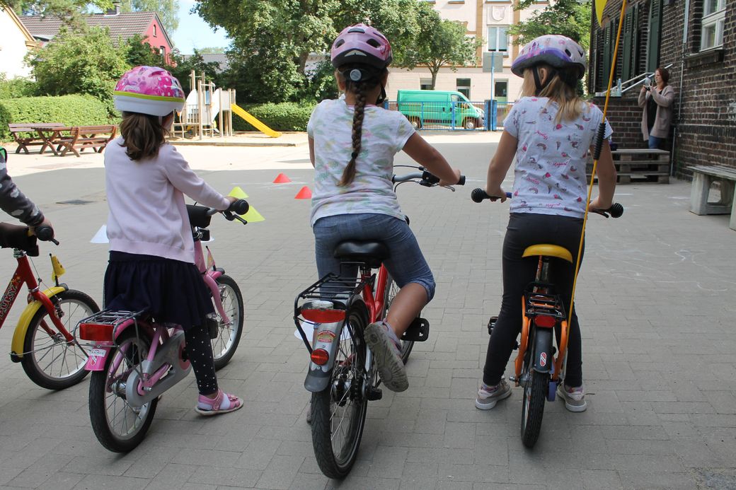 Kinder warten mit ihren Fahrrädern bis sie losfahren dürfen