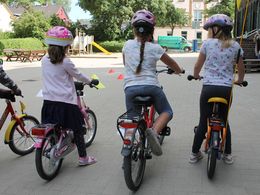 Kinderleicht - vom Laufrad zum Fahrrad Kinder warten mit ihren Fahrrädern bis sie losfahren dürfen