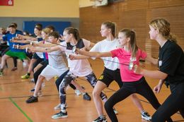 Jugendliche üben Fechten