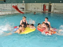 Kinder plantschen im Wasser