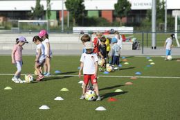 Kinder üben dribbeln