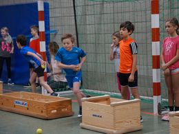 Kinder laufen durch die Sporthalle