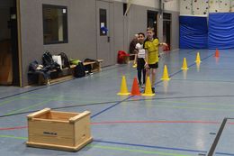 Kinder spielen Basketball