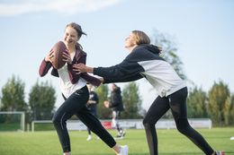 Jugendliche spielen Football