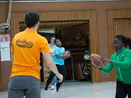 Kinder spielen Football