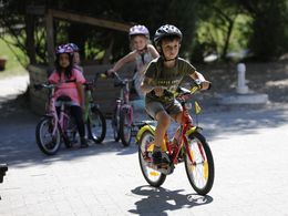 Kinderleicht - vom Laufrad zum Fahrrad Kind übt Fahrradfahren