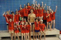 Gruppenfoto mit Damian Wierling im Schwimmbad