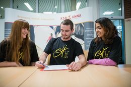 Jugendliche sitzen am Tisch und unterhalten sich