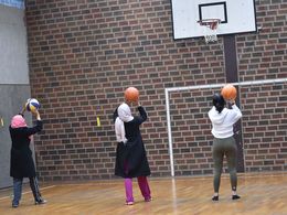 Frauen üben Basketball spielen