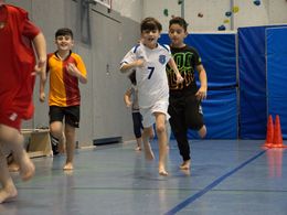 Kinder laufen durch die Sporthalle