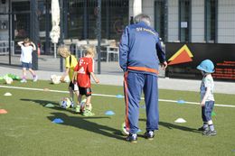 Kinder üben Fußball spielen