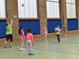 Mädchen üben Volleyballspielen