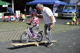 Kind fährt über Wippe