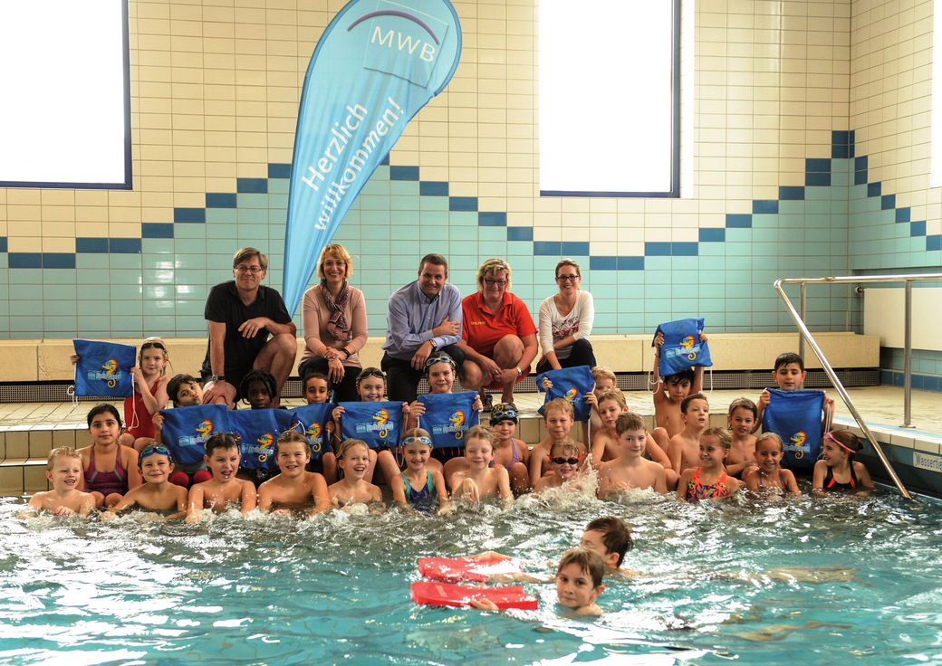 Gruppenbild mit Kindern im Wasser